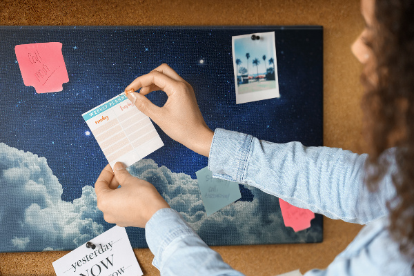 Tablero de corcho decorado Cielo nocturno con estrellas y nubes