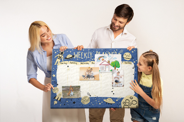 Tablero de corcho decorado planificador semanal con diseño de planetas y estrellas