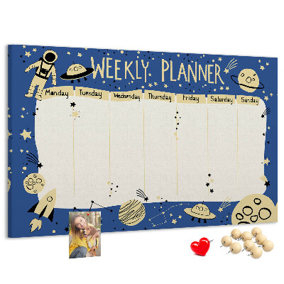 Tablero de corcho decorado planificador semanal con diseño de planetas y estrellas