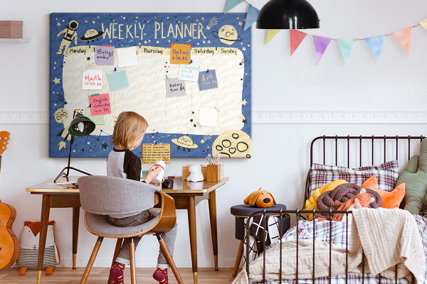 Tablero de corcho decorado planificador semanal con diseño de planetas y estrellas