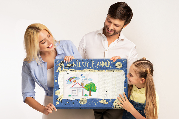 Tablero de corcho decorado planificador semanal con diseño de planetas y estrellas