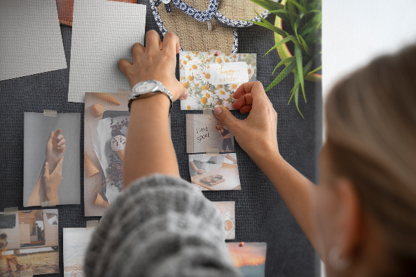Tablero de anuncios con diseño de ambiente veraniego y accesorios de playa