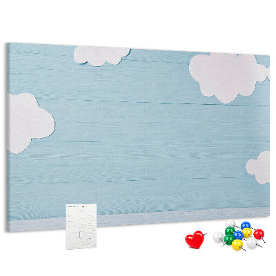 Pizarra de corcho con diseño de cielo con nubes sobre fondo de madera
