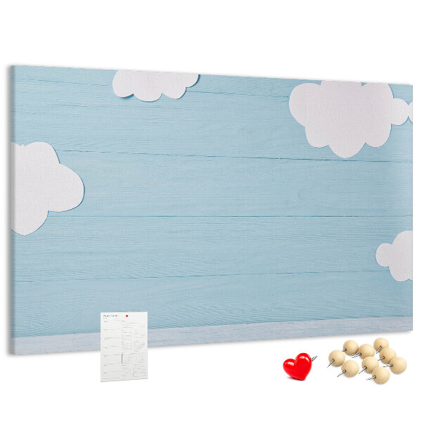 Pizarra de corcho con diseño de cielo con nubes sobre fondo de madera