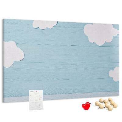 Pizarra de corcho con diseño de cielo con nubes sobre fondo de madera