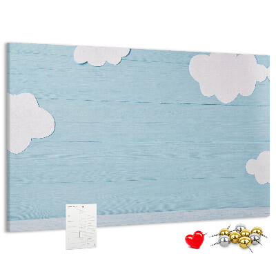 Pizarra de corcho con diseño de cielo con nubes sobre fondo de madera