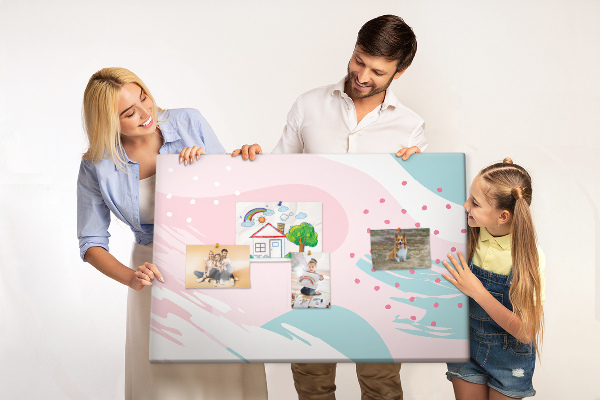 Tablero de corcho decorado con diseño de manchas abstractas en tonos pastel