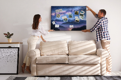 Tablero de corcho decorado diseño de cielo nocturno sobre un paisaje montañoso