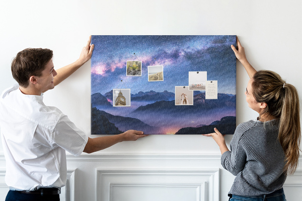 Tablero de corcho decorado diseño de cielo nocturno sobre un paisaje montañoso