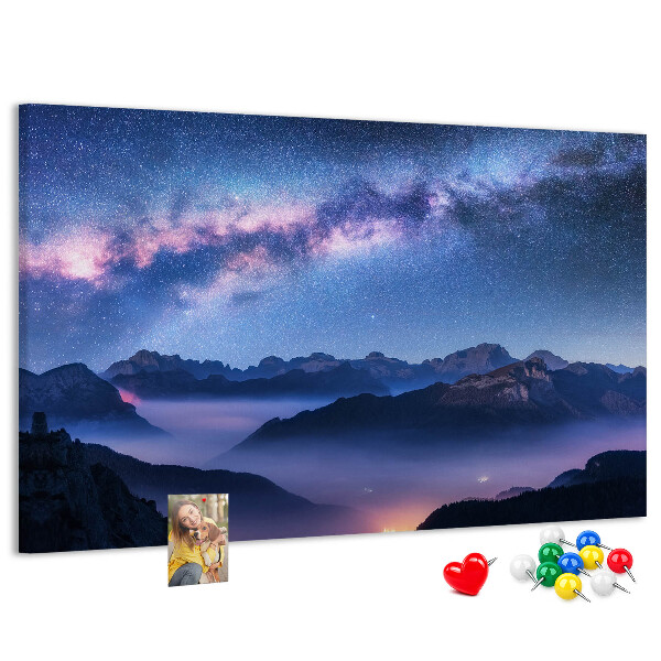 Tablero de corcho decorado diseño de cielo nocturno sobre un paisaje montañoso