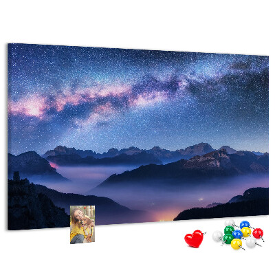 Tablero de corcho decorado diseño de cielo nocturno sobre un paisaje montañoso