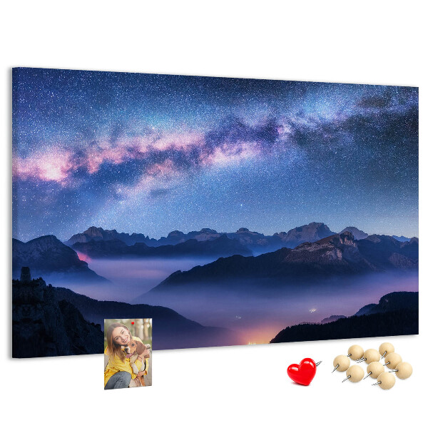 Tablero de corcho decorado diseño de cielo nocturno sobre un paisaje montañoso