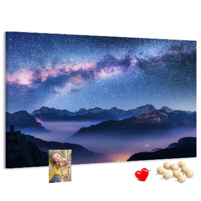Tablero de corcho decorado diseño de cielo nocturno sobre un paisaje montañoso