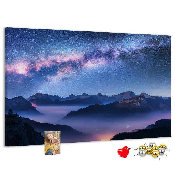 Tablero de corcho decorado diseño de cielo nocturno sobre un paisaje montañoso