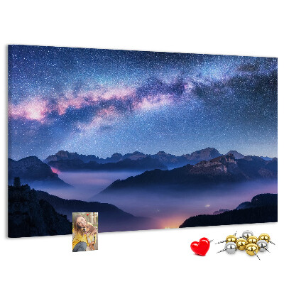 Tablero de corcho decorado diseño de cielo nocturno sobre un paisaje montañoso