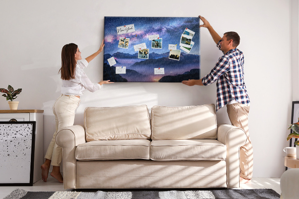 Tablero de corcho decorado diseño de cielo nocturno sobre un paisaje montañoso