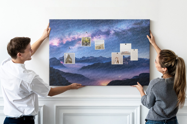 Tablero de corcho decorado diseño de cielo nocturno sobre un paisaje montañoso
