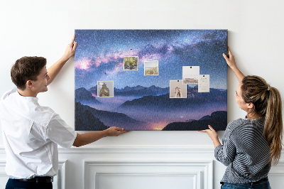 Tablero de corcho decorado diseño de cielo nocturno sobre un paisaje montañoso