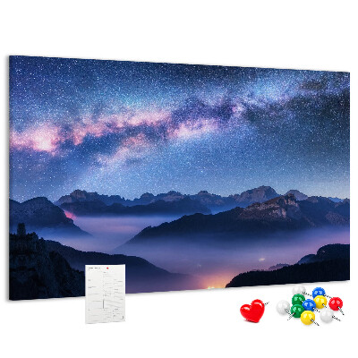 Tablero de corcho decorado diseño de cielo nocturno sobre un paisaje montañoso