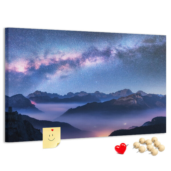 Tablero de corcho decorado diseño de cielo nocturno sobre un paisaje montañoso