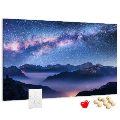 Tablero de corcho decorado diseño de cielo nocturno sobre un paisaje montañoso