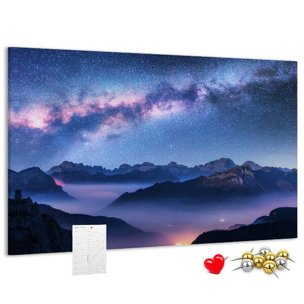 Tablero de corcho decorado diseño de cielo nocturno sobre un paisaje montañoso