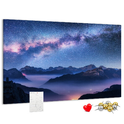 Tablero de corcho decorado diseño de cielo nocturno sobre un paisaje montañoso