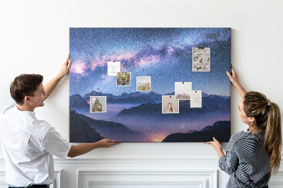 Tablero de corcho decorado diseño de cielo nocturno sobre un paisaje montañoso