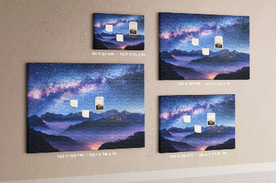 Tablero de corcho decorado diseño de cielo nocturno sobre un paisaje montañoso