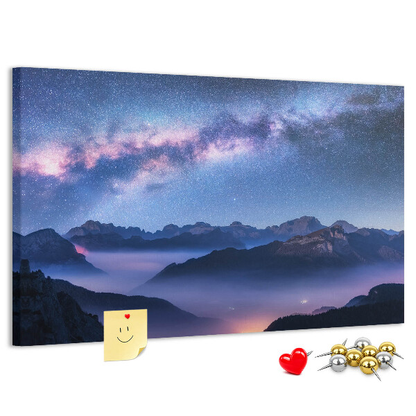 Tablero de corcho decorado diseño de cielo nocturno sobre un paisaje montañoso