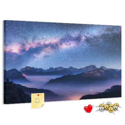 Tablero de corcho decorado diseño de cielo nocturno sobre un paisaje montañoso