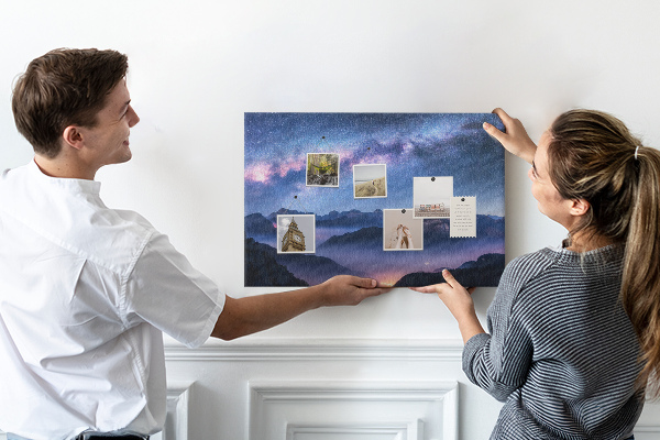 Tablero de corcho decorado diseño de cielo nocturno sobre un paisaje montañoso