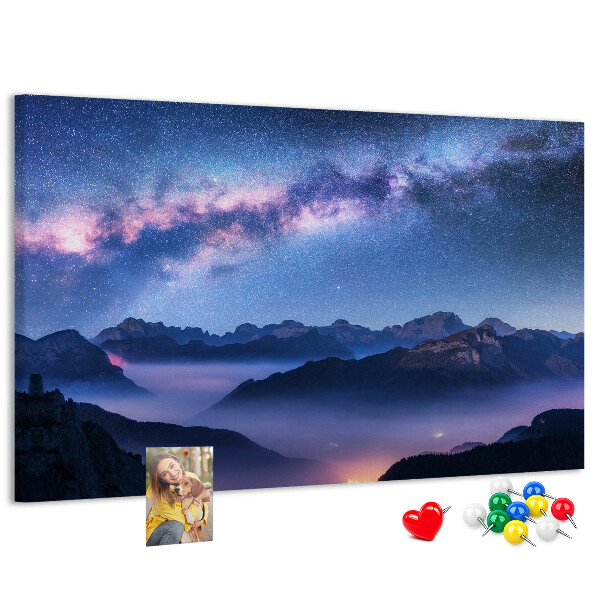 Tablero de corcho decorado diseño de cielo nocturno sobre un paisaje montañoso