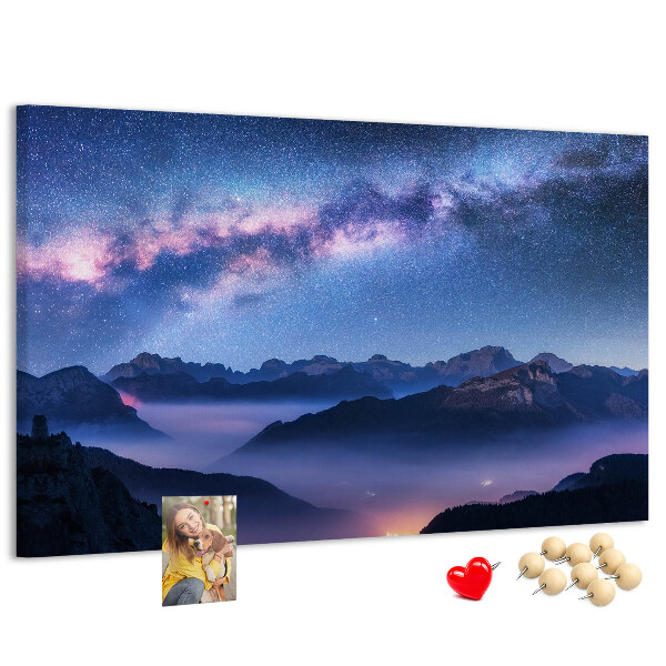 Tablero de corcho decorado diseño de cielo nocturno sobre un paisaje montañoso
