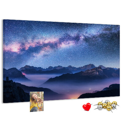 Tablero de corcho decorado diseño de cielo nocturno sobre un paisaje montañoso