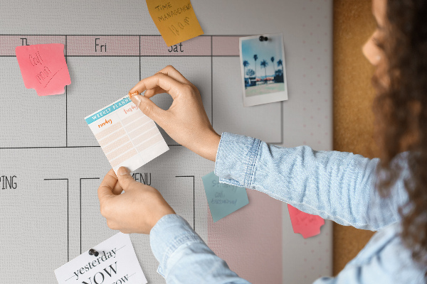 Tablero de anuncios planificador semanal con espacio para notas