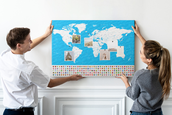 Tablero de corcho decorado mapa mundial colorido con banderas de países