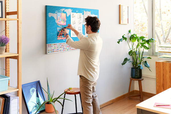 Tablero de corcho decorado mapa mundial colorido con banderas de países