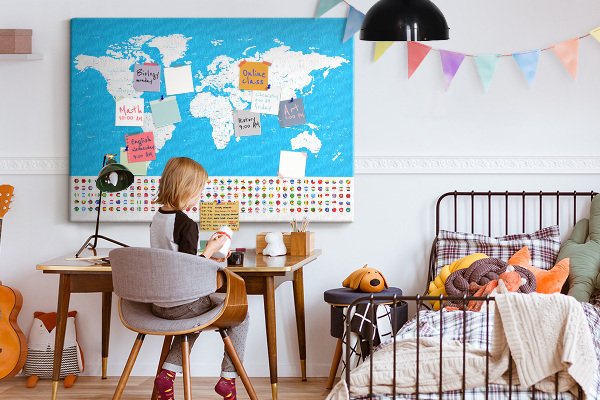 Tablero de corcho decorado mapa mundial colorido con banderas de países