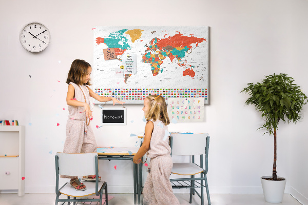 Tablero de anuncios mapa del mundo con banderas de países