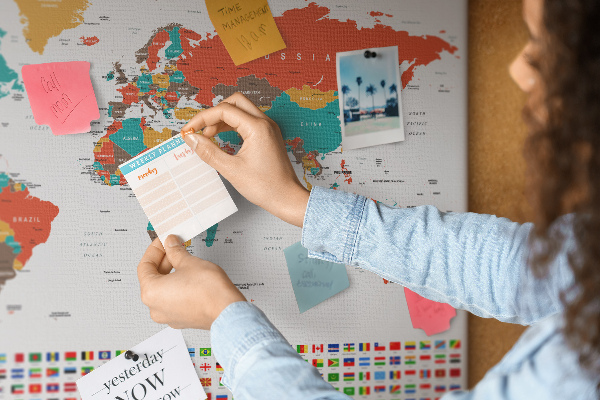 Tablero de anuncios mapa del mundo con banderas de países
