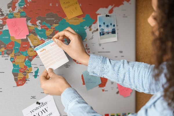 Tablero de anuncios mapa del mundo con banderas de países