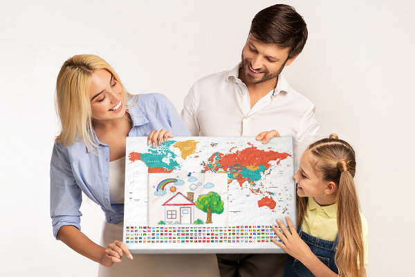 Tablero de anuncios mapa del mundo con banderas de países