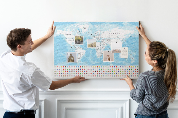 Mapa del mundo de corcho con alfileres de colores