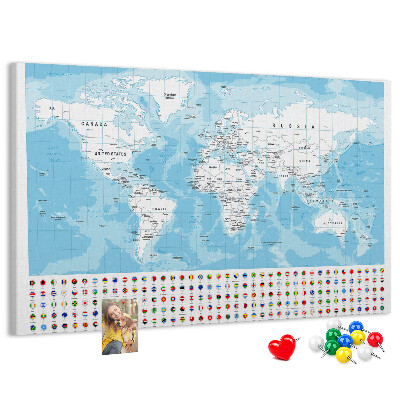 Mapa del mundo de corcho con alfileres de colores