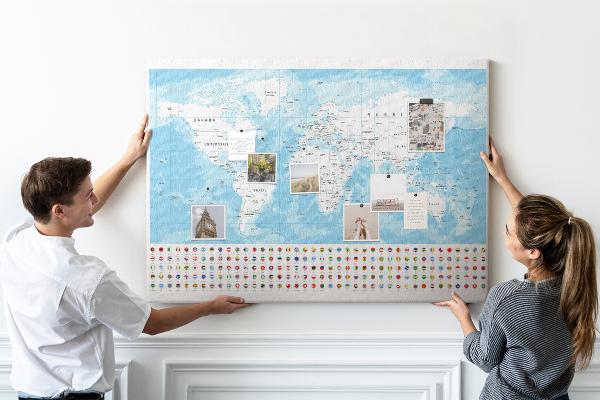 Mapa del mundo de corcho con alfileres de colores
