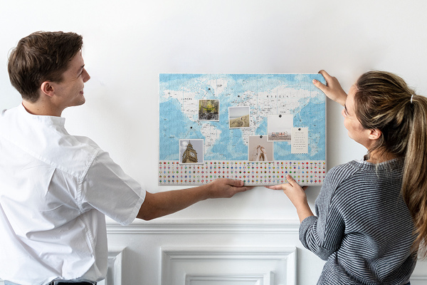 Mapa del mundo de corcho con alfileres de colores