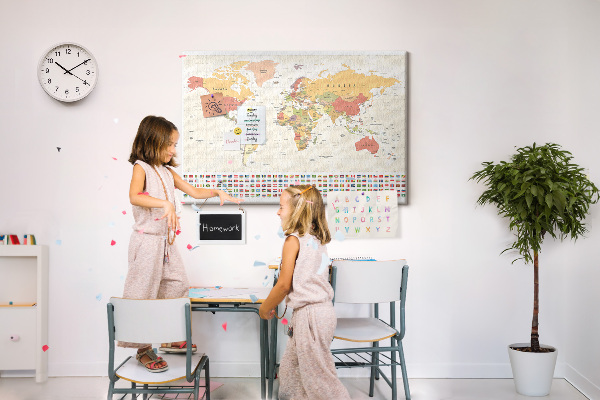Tablero de corcho decorativo mapa del mundo con banderas de países de colores