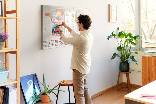 Tablero de corcho decorativo mapa del mundo con banderas de países de colores