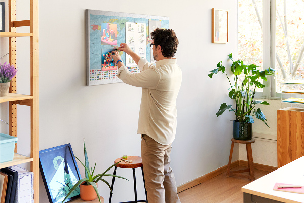Tablero de anuncios mapa del mundo con banderas de colores